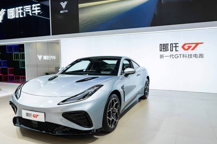 广州25哪吒汽车在智能汽车领域的表现，领途汽车在新能源汽车市场中的影响力